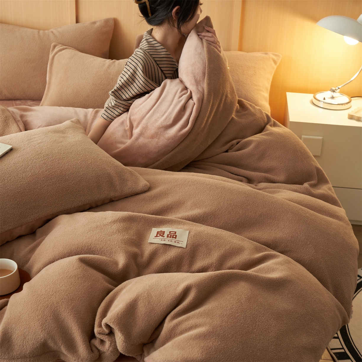 91家纺网 家纺一手货源 找家纺 金鹰 2025新款羊驼绒牛奶绒四件套加厚保暖绒套件被套 羊驼绒-咖啡