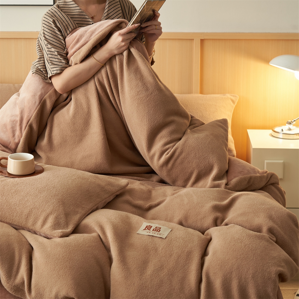 91家纺网 家纺一手货源 找家纺 金鹰 2025新款羊驼绒牛奶绒四件套加厚保暖绒套件被套 羊驼绒-咖啡