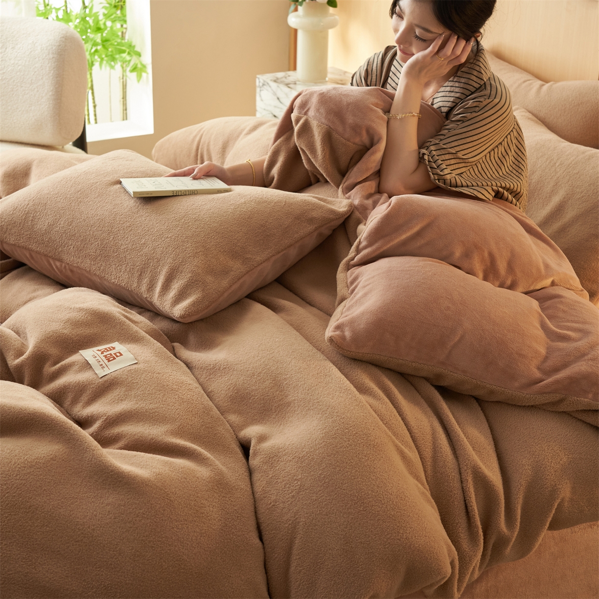 91家纺网 家纺一手货源 找家纺 金鹰 2025新款羊驼绒牛奶绒四件套加厚保暖绒套件被套 羊驼绒-咖啡