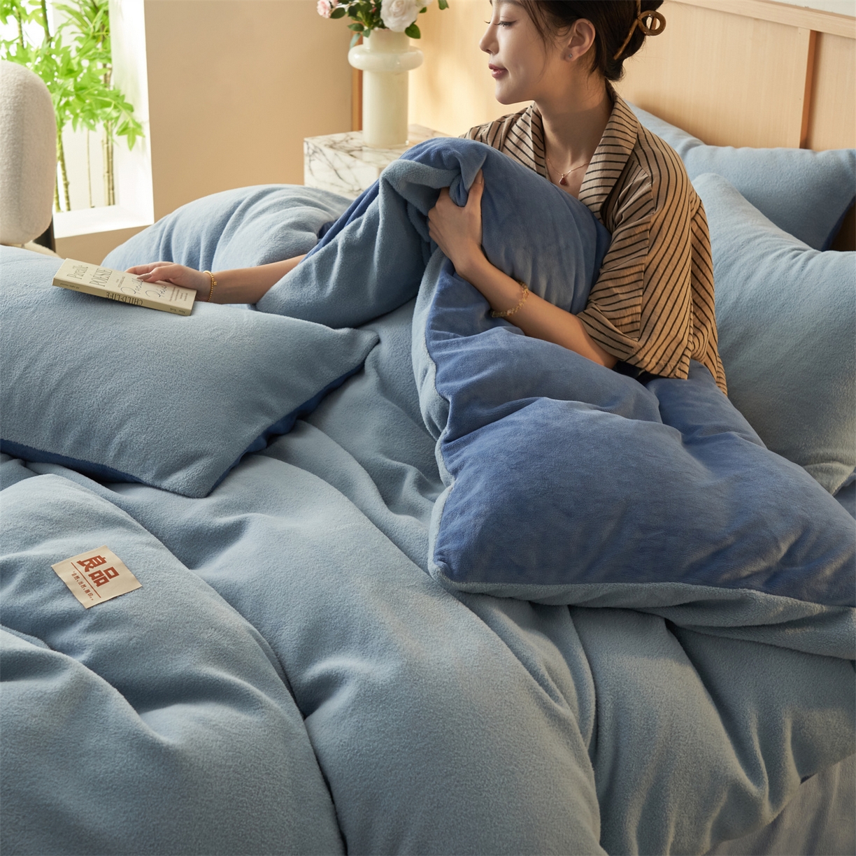 91家纺网 家纺一手货源 找家纺 金鹰 2025新款羊驼绒牛奶绒四件套加厚保暖绒套件被套 羊驼绒-蓝色