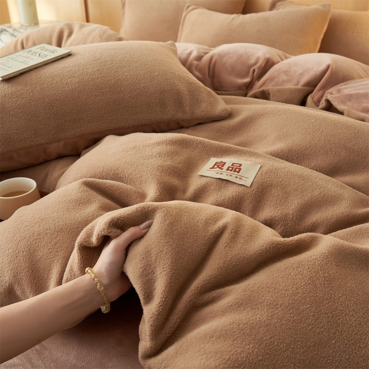 91家纺网 家纺一手货源 找家纺 金鹰 2025新款羊驼绒牛奶绒四件套加厚保暖绒套件被套 羊驼绒-咖啡