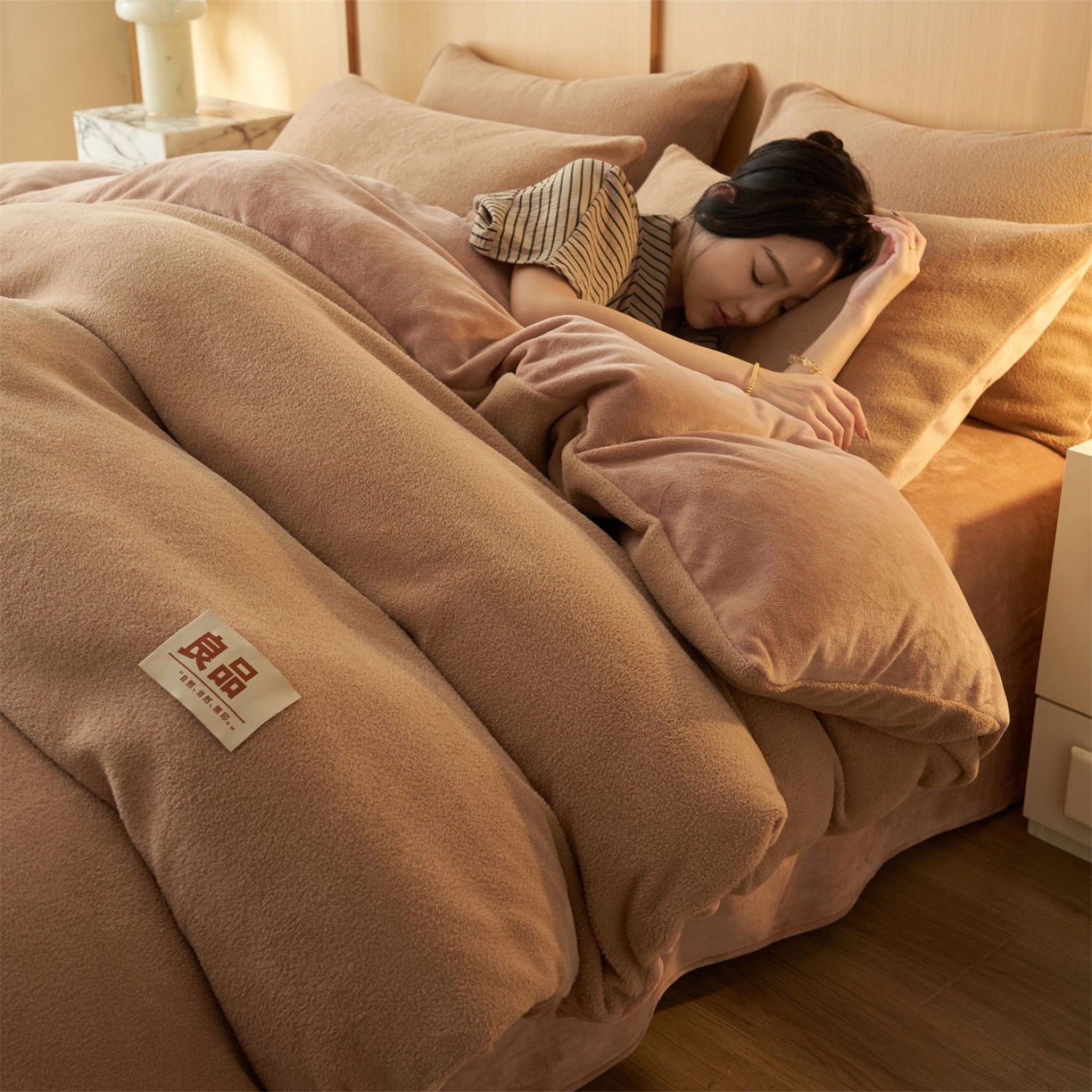 91家纺网 家纺一手货源 找家纺 金鹰 2025新款羊驼绒牛奶绒四件套加厚保暖绒套件被套 羊驼绒-咖啡