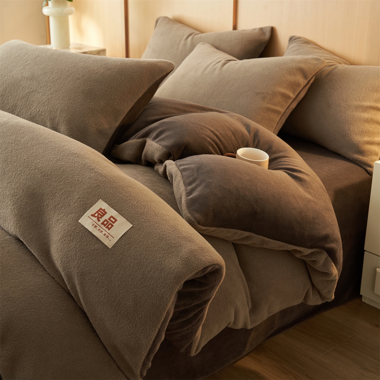 91家纺网 家纺一手货源 找家纺 金鹰 2025新款羊驼绒牛奶绒四件套加厚保暖绒套件被套 羊驼绒-深咖