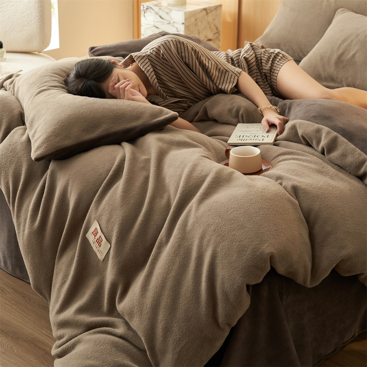 91家纺网 家纺一手货源 找家纺 金鹰 2025新款羊驼绒牛奶绒四件套加厚保暖绒套件被套 羊驼绒-深咖