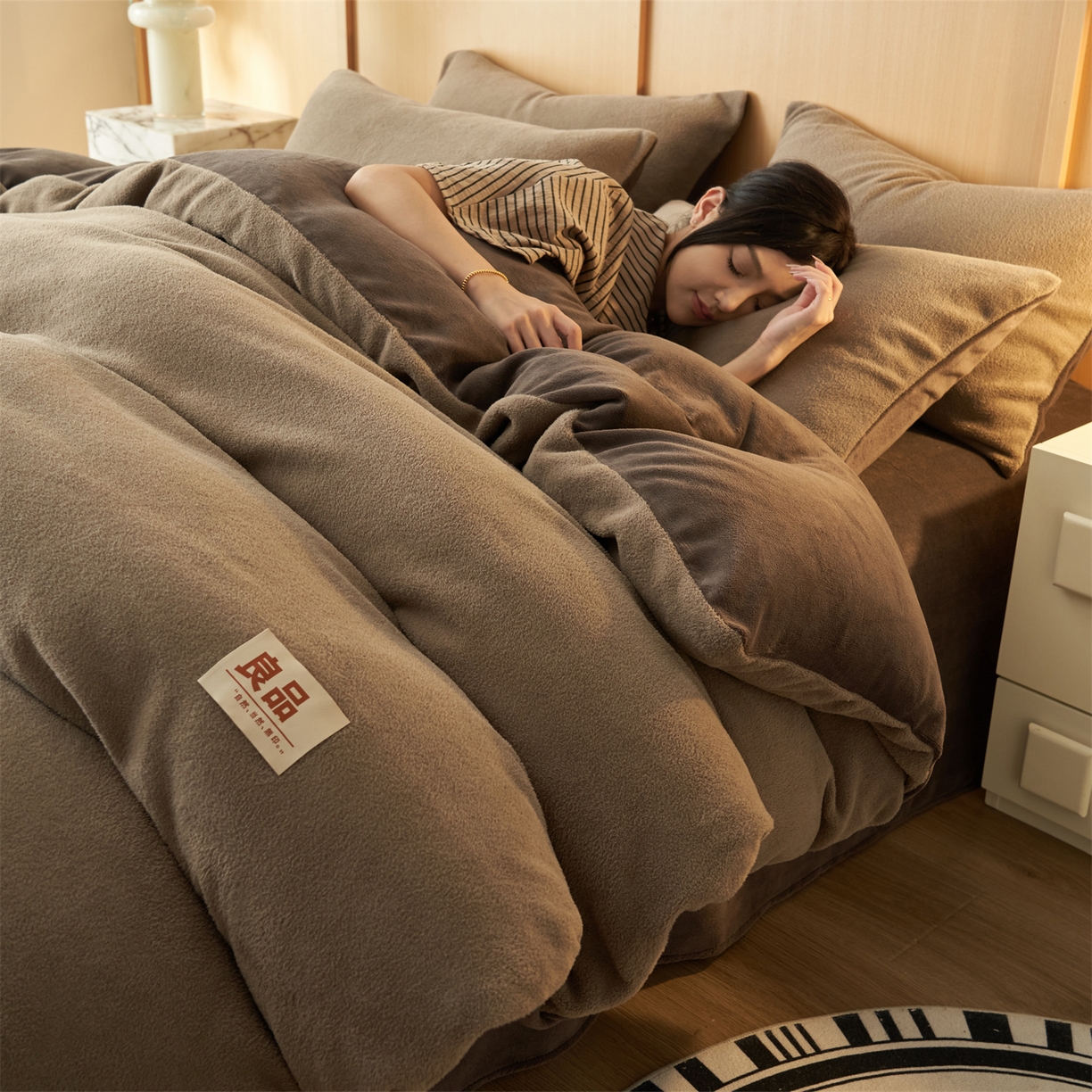 91家纺网 家纺一手货源 找家纺 金鹰 2025新款羊驼绒牛奶绒四件套加厚保暖绒套件被套 羊驼绒-深咖