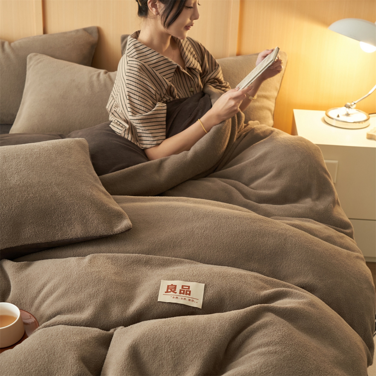 91家纺网 家纺一手货源 找家纺 金鹰 2025新款羊驼绒牛奶绒四件套加厚保暖绒套件被套 羊驼绒-深咖