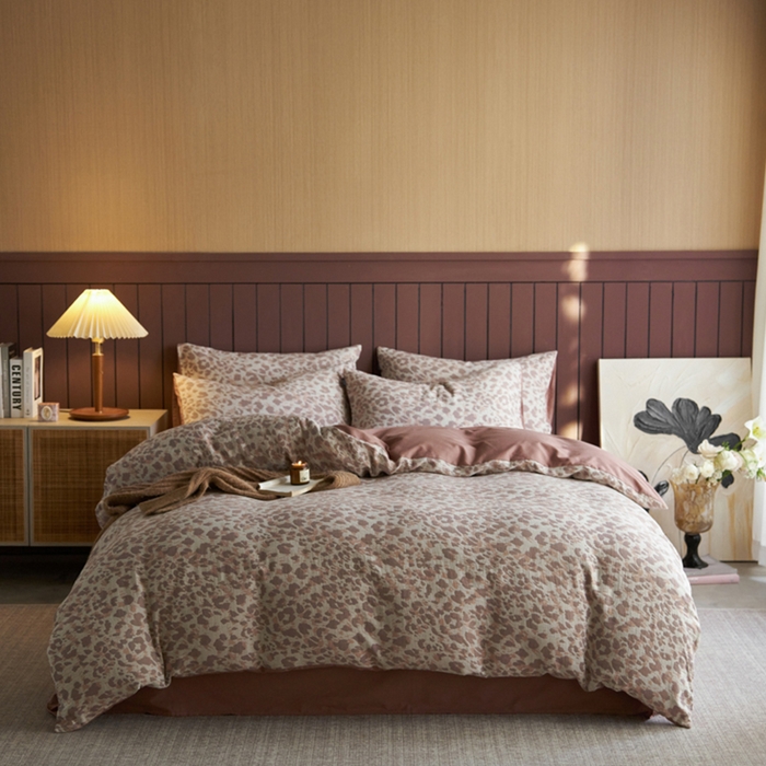 91家纺网 家纺一手货源 找家纺 宜代光年 2025新款彩色色织大提花纱布四件套 弥初-红