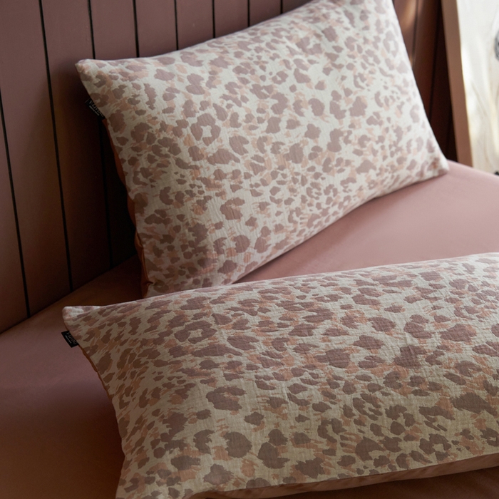 91家纺网 家纺一手货源 找家纺 宜代光年 2025新款彩色色织大提花纱布四件套 弥初-红