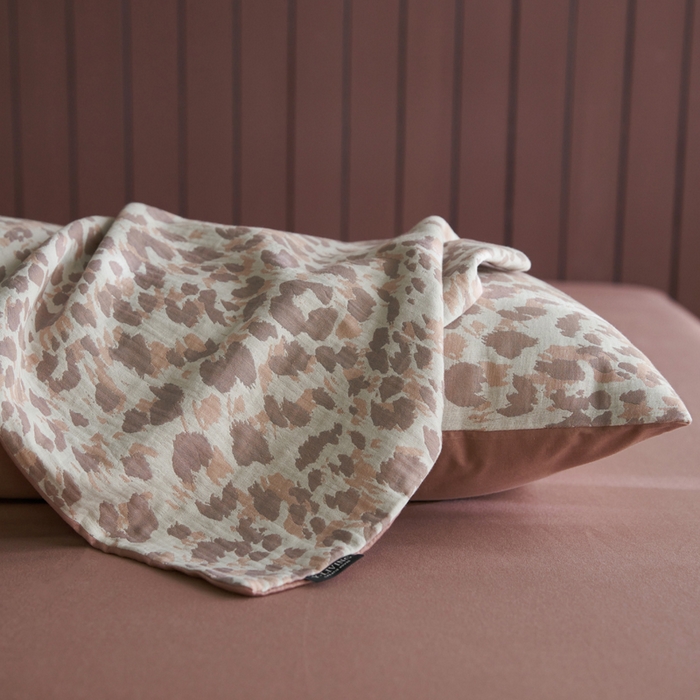 91家纺网 家纺一手货源 找家纺 宜代光年 2025新款彩色色织大提花纱布四件套 弥初-红