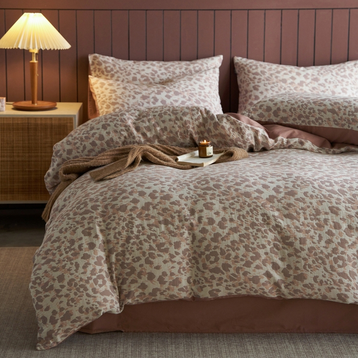 91家纺网 家纺一手货源 找家纺 宜代光年 2025新款彩色色织大提花纱布四件套 弥初-红