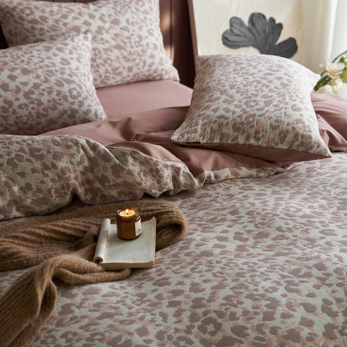 91家纺网 家纺一手货源 找家纺 宜代光年 2025新款彩色色织大提花纱布四件套 弥初-红