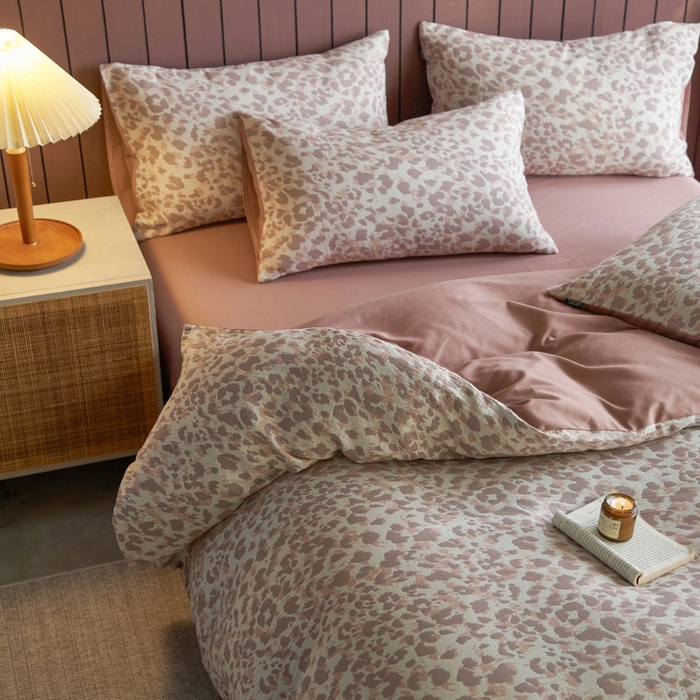 91家纺网 家纺一手货源 找家纺 宜代光年 2025新款彩色色织大提花纱布四件套 弥初-红