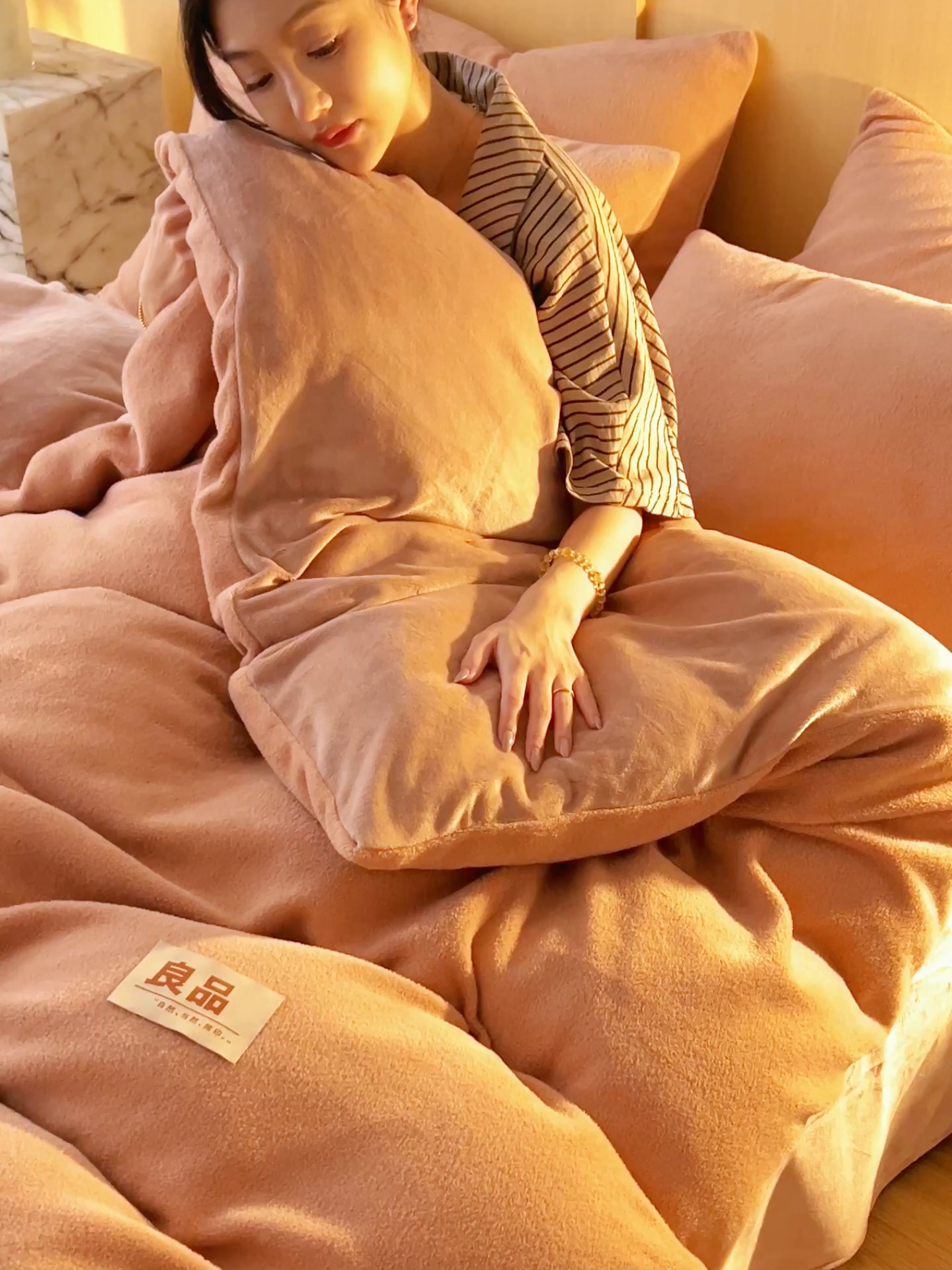 91家纺网 家纺一手货源 找家纺 金鹰 2025新款羊驼绒牛奶绒四件套加厚保暖绒套件被套 羊驼绒-咖啡