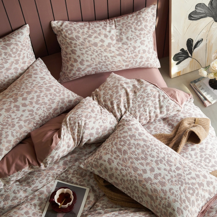 91家纺网 家纺一手货源 找家纺 宜代光年 2025新款彩色色织大提花纱布四件套 弥初-红