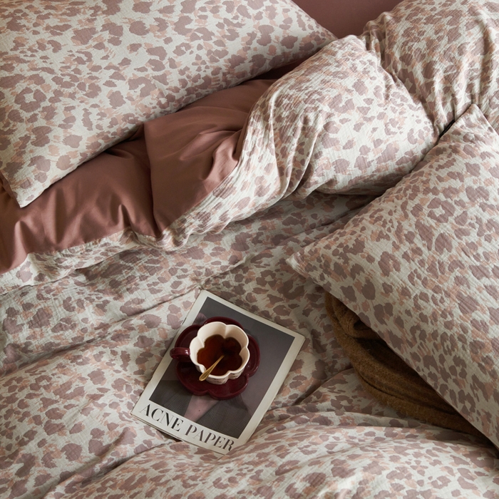 91家纺网 家纺一手货源 找家纺 宜代光年 2025新款彩色色织大提花纱布四件套 弥初-红