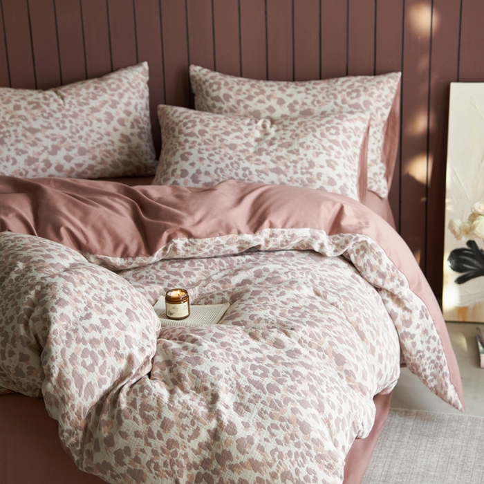 91家纺网 家纺一手货源 找家纺 宜代光年 2025新款彩色色织大提花纱布四件套 弥初-红