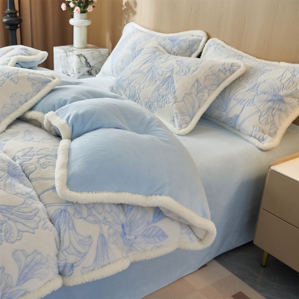 91家纺网 家纺一手货源 找家纺 金鹰 2025新款A类兔毛绒烂花四件套牛奶绒四件套加厚保暖绒套件 恋语蓝