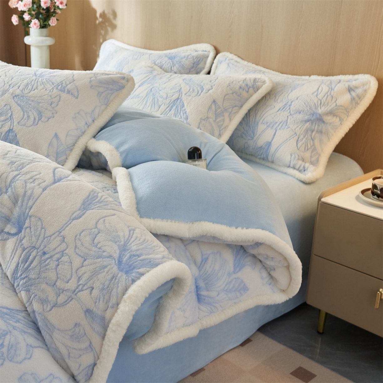 91家纺网 家纺一手货源 找家纺 金鹰 2025新款A类兔毛绒烂花四件套牛奶绒四件套加厚保暖绒套件 恋语蓝