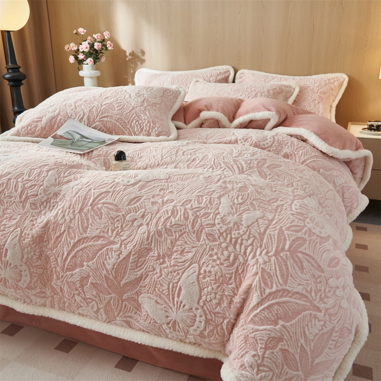 91家纺网 家纺一手货源 找家纺 金鹰 2025新款A类兔毛绒烂花四件套牛奶绒四件套加厚保暖绒套件 蝶恋-粉色