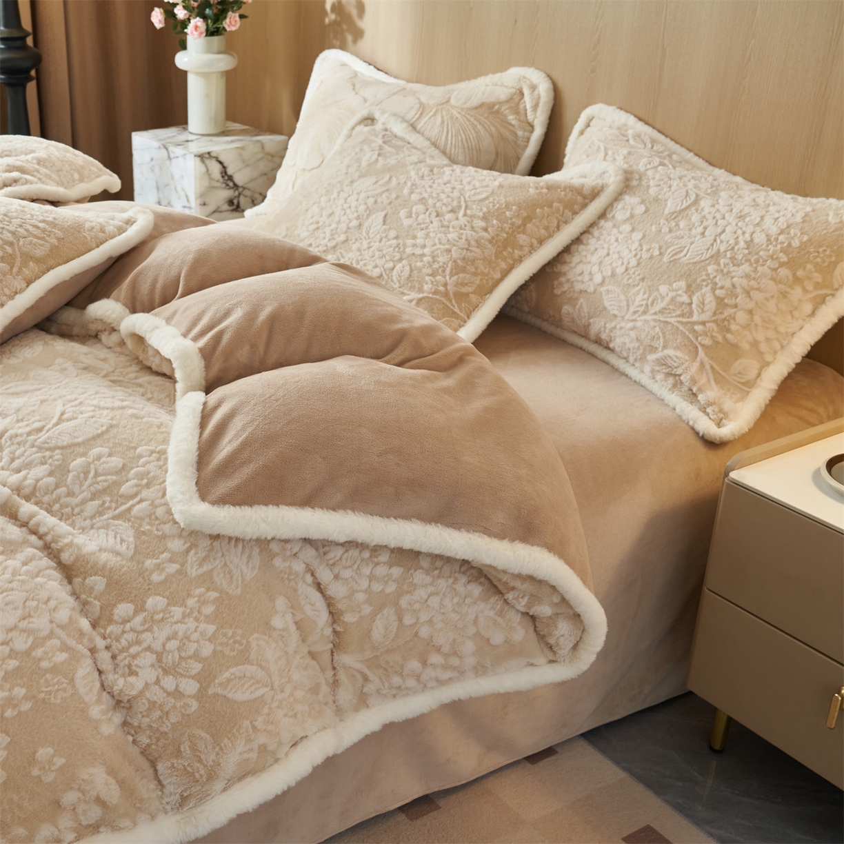 91家纺网 家纺一手货源 找家纺 金鹰 2025新款A类兔毛绒烂花四件套牛奶绒四件套加厚保暖绒套件 花开富贵