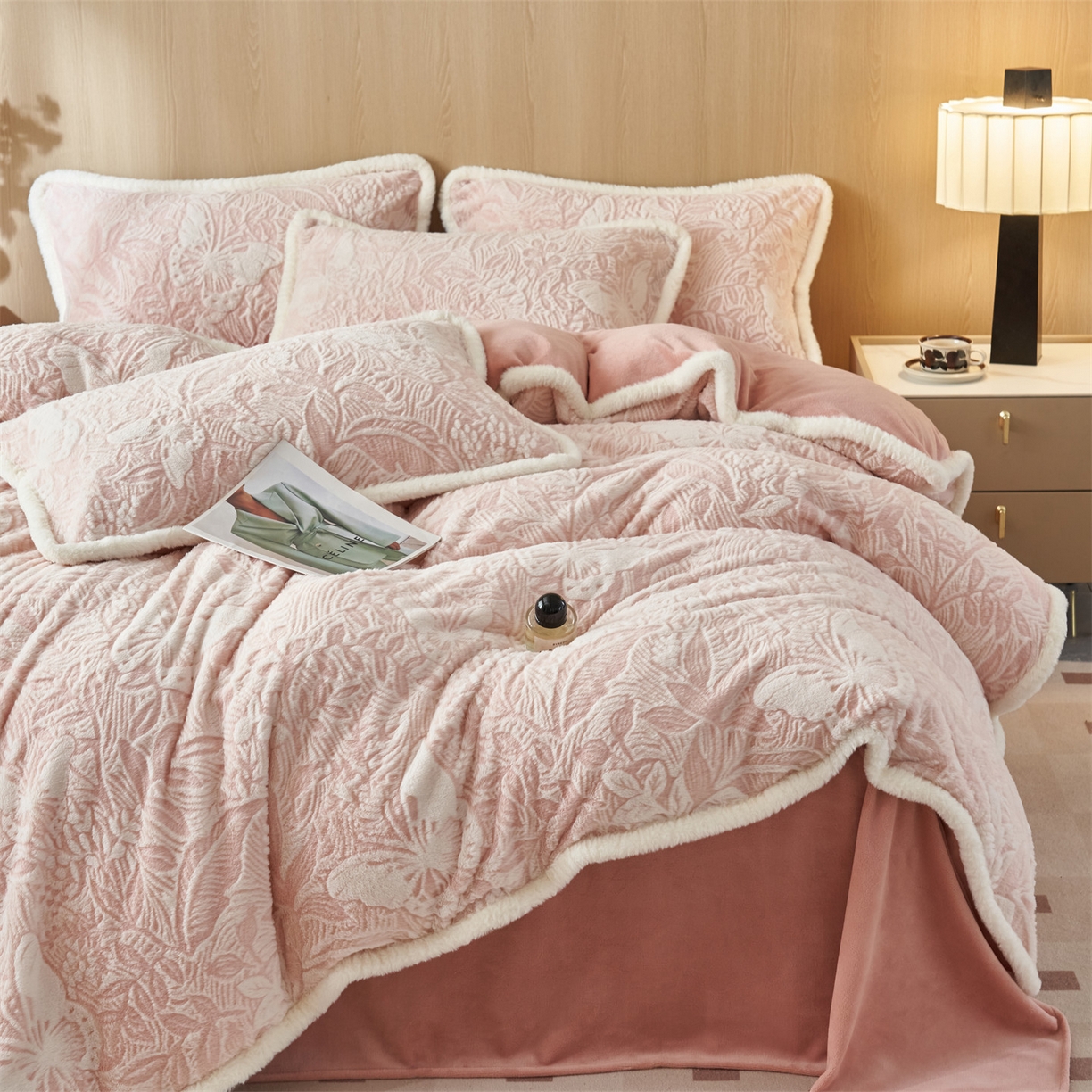 91家纺网 家纺一手货源 找家纺 金鹰 2025新款A类兔毛绒烂花四件套牛奶绒四件套加厚保暖绒套件 蝶恋-粉色