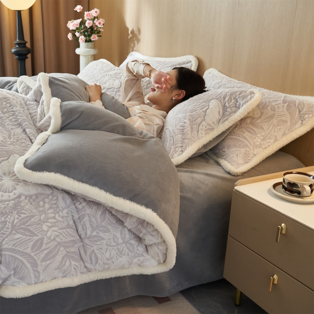 91家纺网 家纺一手货源 找家纺 金鹰 2025新款A类兔毛绒烂花四件套牛奶绒四件套加厚保暖绒套件 蝶恋-灰色