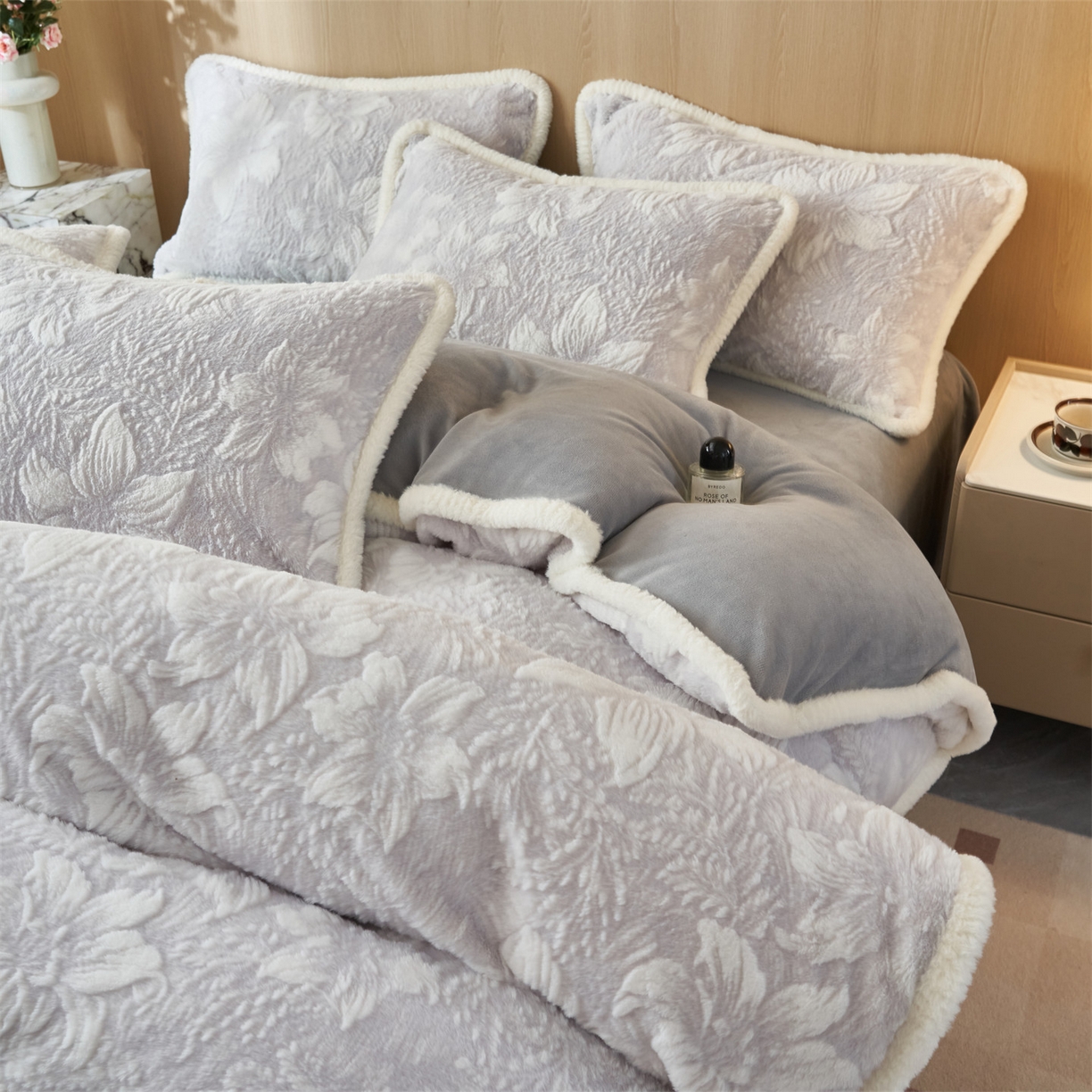 91家纺网 家纺一手货源 找家纺 金鹰 2025新款A类兔毛绒烂花四件套牛奶绒四件套加厚保暖绒套件 蔓生
