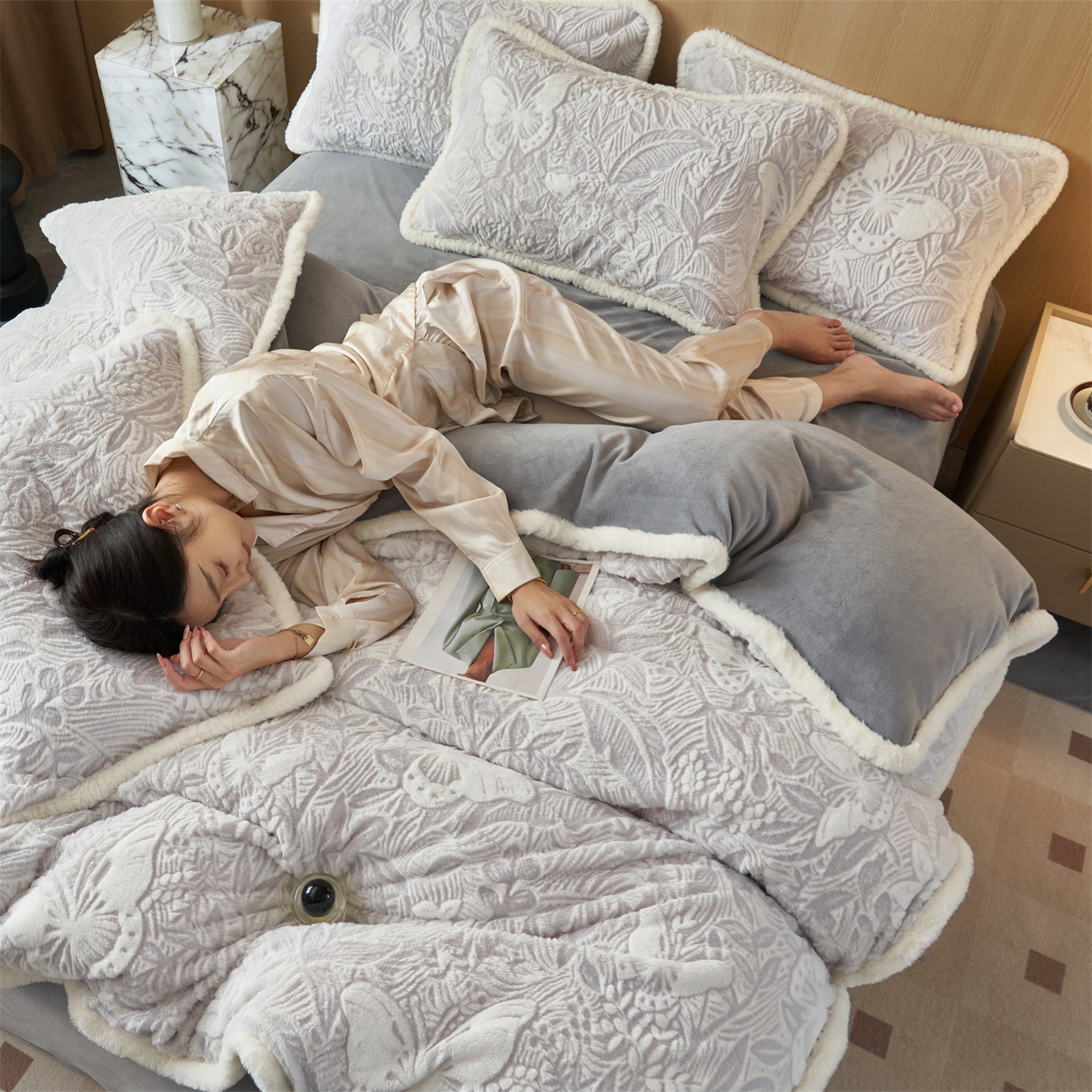 91家纺网 家纺一手货源 找家纺 金鹰 2025新款A类兔毛绒烂花四件套牛奶绒四件套加厚保暖绒套件 蝶恋-灰色