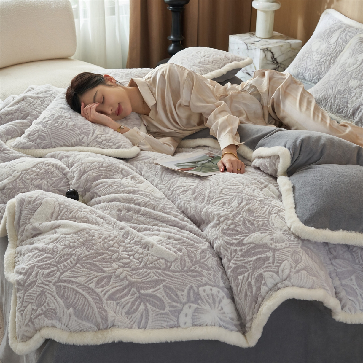 91家纺网 家纺一手货源 找家纺 金鹰 2025新款A类兔毛绒烂花四件套牛奶绒四件套加厚保暖绒套件 蝶恋-灰色