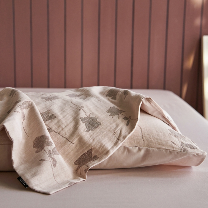 91家纺网 家纺一手货源 找家纺 宜代光年 2025新款彩色色织大提花纱布四件套 绮梦花间