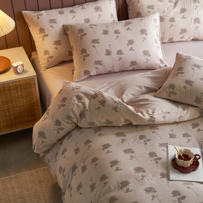 91家纺网 家纺一手货源 找家纺 宜代光年 2025新款彩色色织大提花纱布四件套 绮梦花间