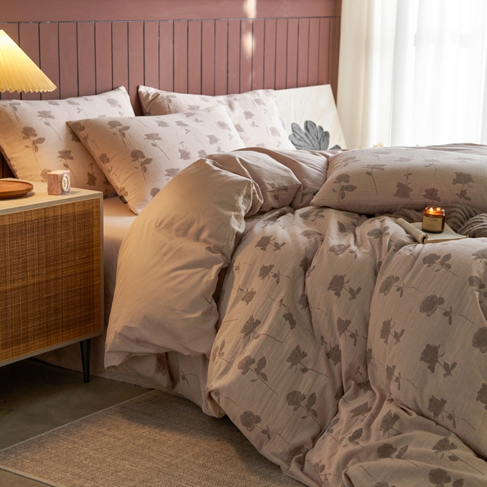 91家纺网 家纺一手货源 找家纺 宜代光年 2025新款彩色色织大提花纱布四件套 绮梦花间