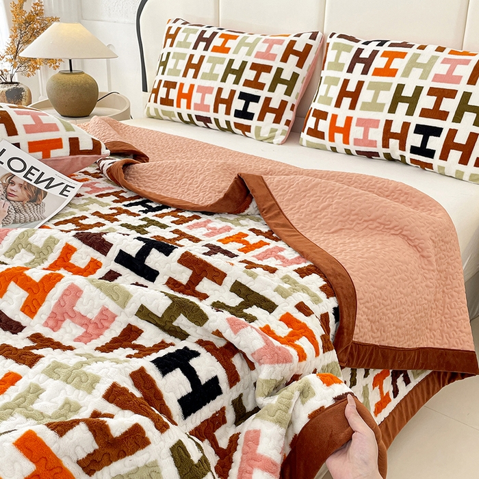 91家纺网 家纺一手货源 找家纺 大渔生活 2025新款高克重牛奶绒夹棉床盖单床盖床盖单件 爱马仕