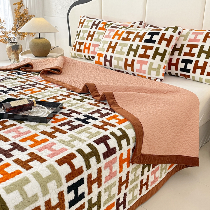 91家纺网 家纺一手货源 找家纺 大渔生活 2025新款高克重牛奶绒夹棉床盖单床盖床盖单件 爱马仕