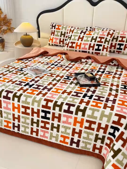 91家纺网 家纺一手货源 找家纺 大渔生活 2025新款高克重牛奶绒夹棉床盖单床盖床盖单件 爱马仕