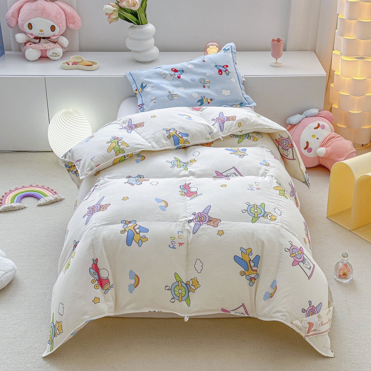 91家纺网 家纺一手货源 找家纺 暖羽屋羽绒馆 2025新款95白鸭绒被芯A类被子儿童羽绒被学生婴幼儿园小被芯 自由飞翔