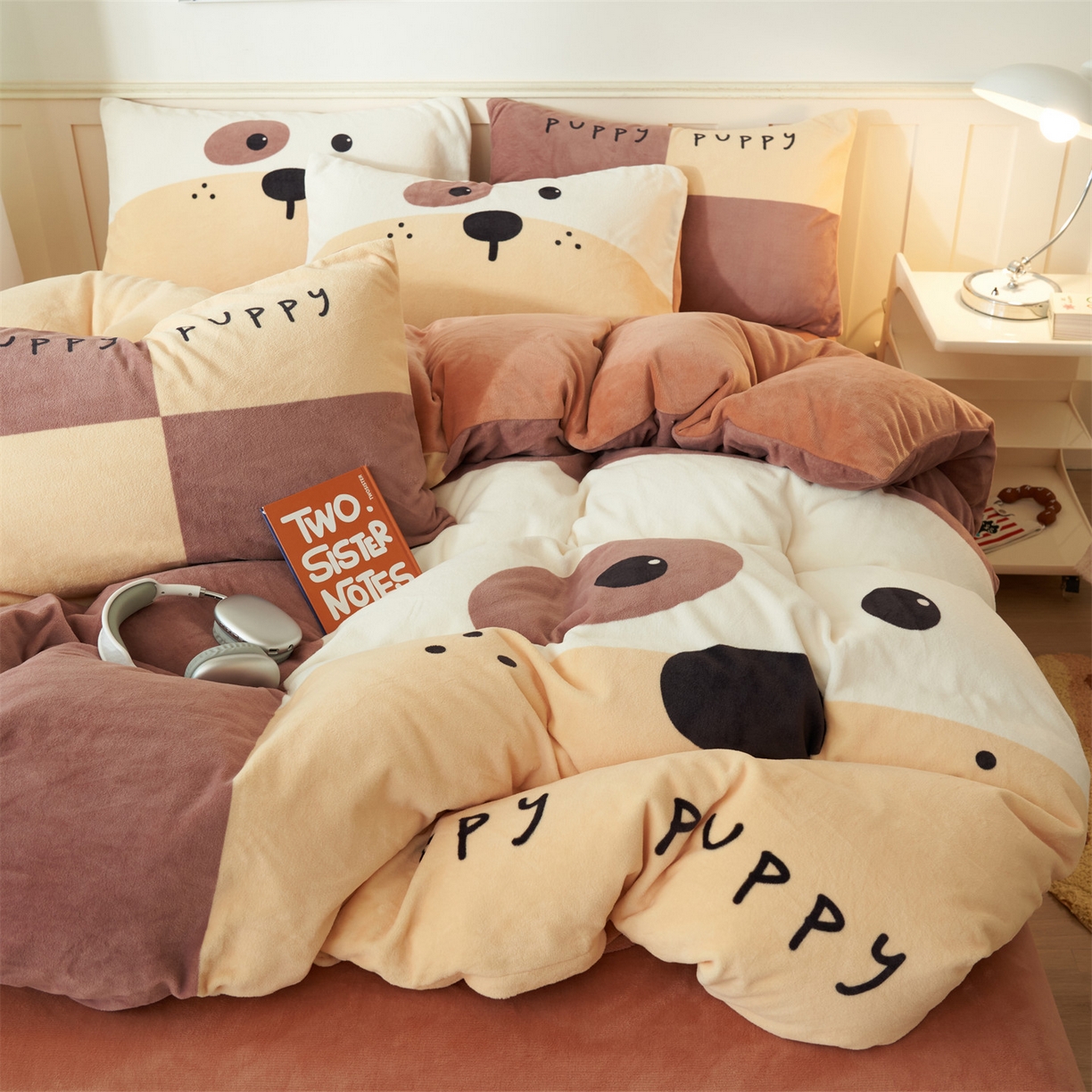 91家纺网 家纺一手货源 找家纺 金鹰 202新款A类数码印花卡通牛奶绒四件套 皮皮狗