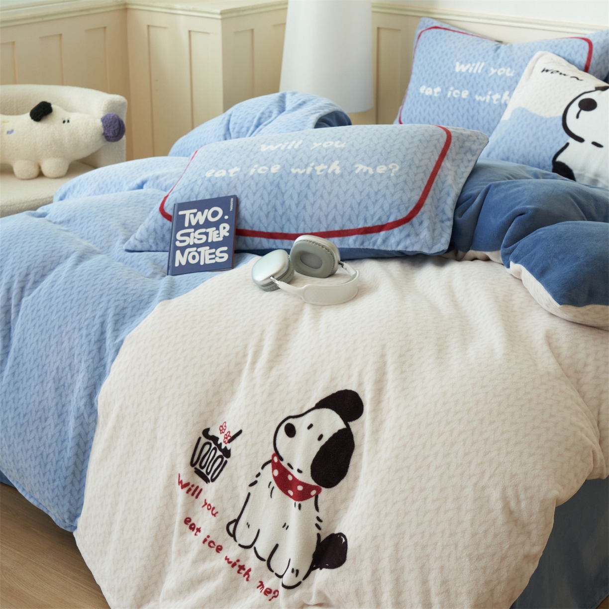 91家纺网 家纺一手货源 找家纺 金鹰 202新款A类数码印花卡通牛奶绒四件套 奶油小狗