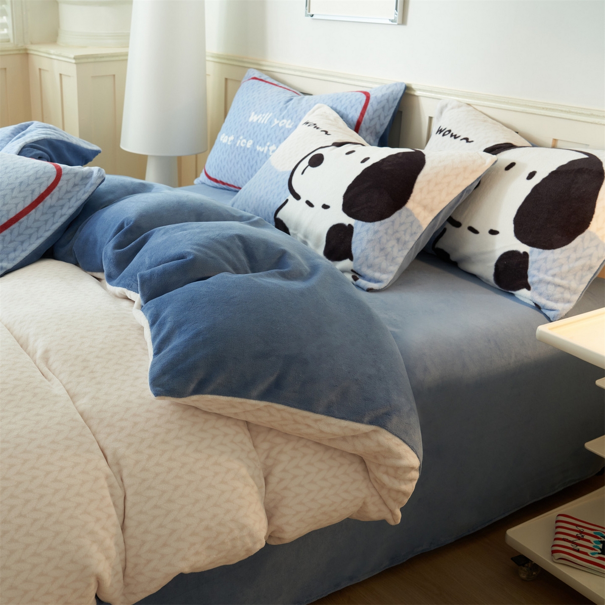 91家纺网 家纺一手货源 找家纺 金鹰 202新款A类数码印花卡通牛奶绒四件套 奶油小狗