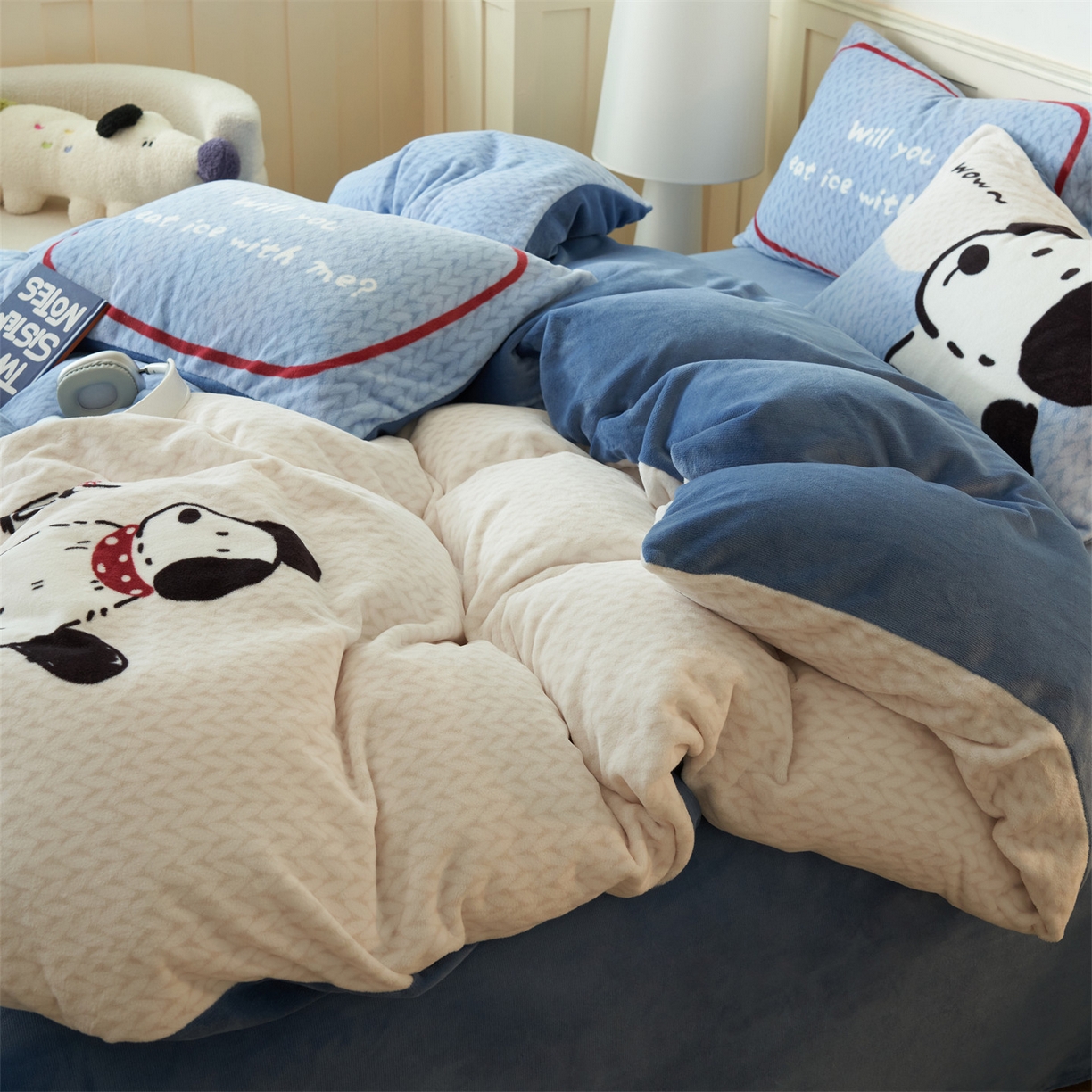 91家纺网 家纺一手货源 找家纺 金鹰 202新款A类数码印花卡通牛奶绒四件套 奶油小狗