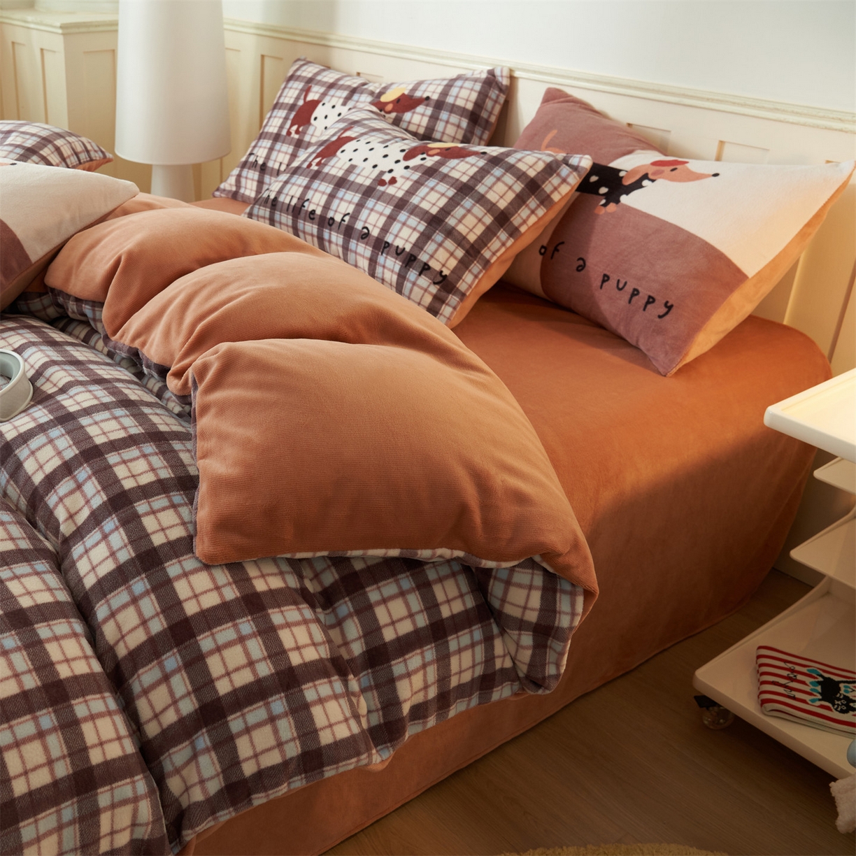 91家纺网 家纺一手货源 找家纺 金鹰 202新款A类数码印花卡通牛奶绒四件套 腊肠狗