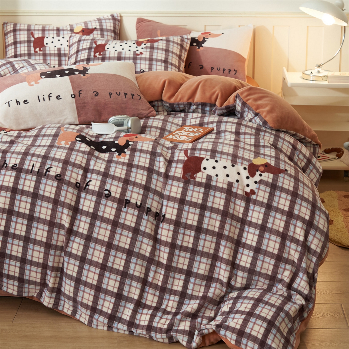 91家纺网 家纺一手货源 找家纺 金鹰 202新款A类数码印花卡通牛奶绒四件套 腊肠狗