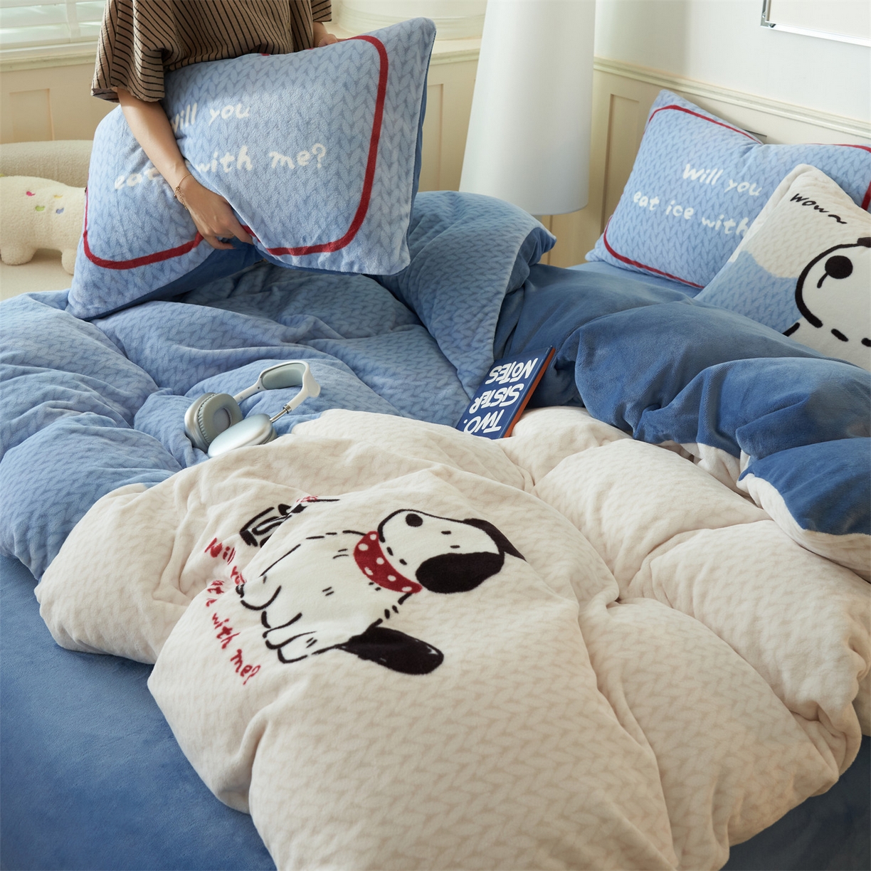 91家纺网 家纺一手货源 找家纺 金鹰 202新款A类数码印花卡通牛奶绒四件套 奶油小狗