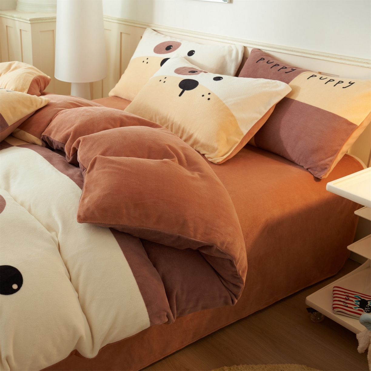 91家纺网 家纺一手货源 找家纺 金鹰 202新款A类数码印花卡通牛奶绒四件套 皮皮狗