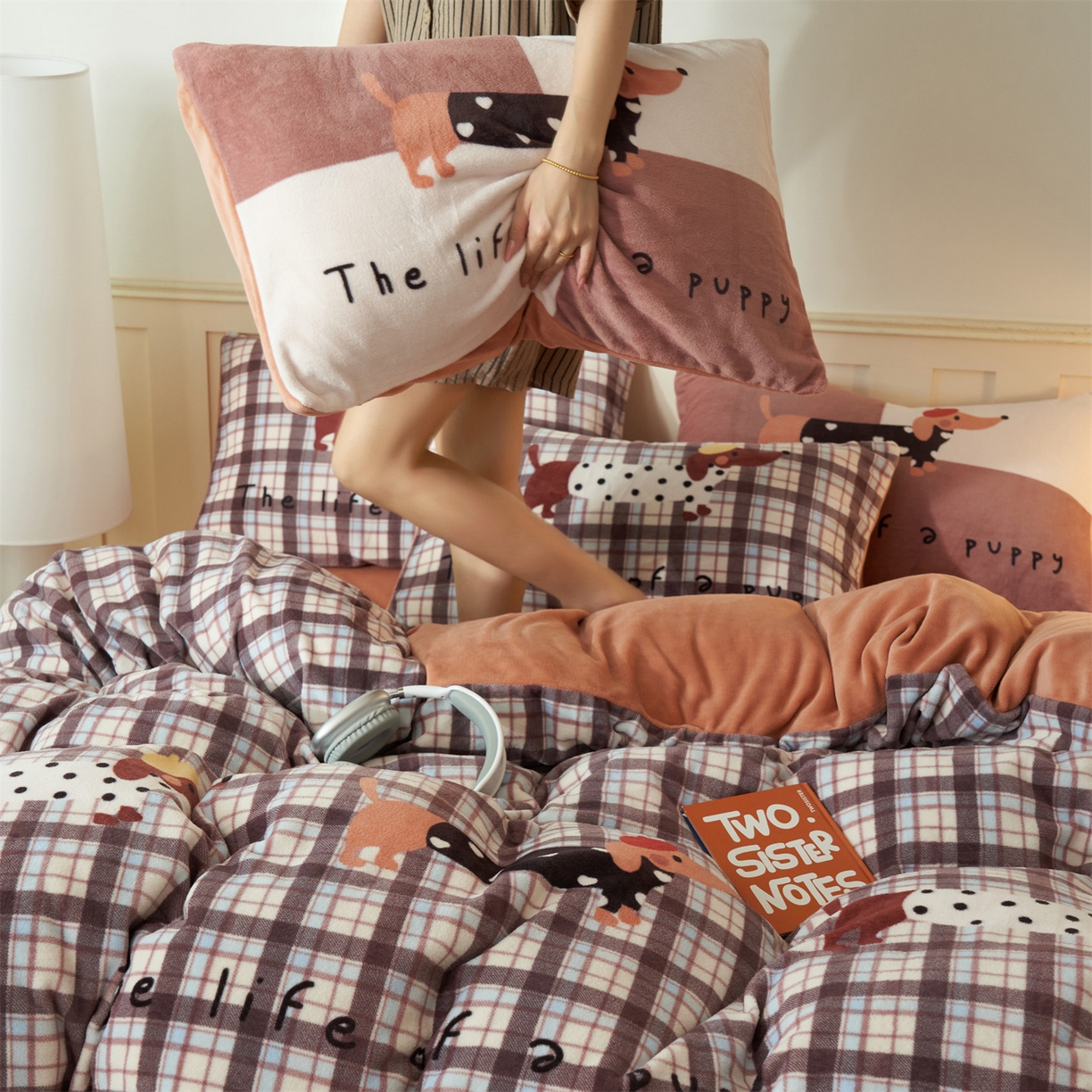 91家纺网 家纺一手货源 找家纺 金鹰 202新款A类数码印花卡通牛奶绒四件套 腊肠狗