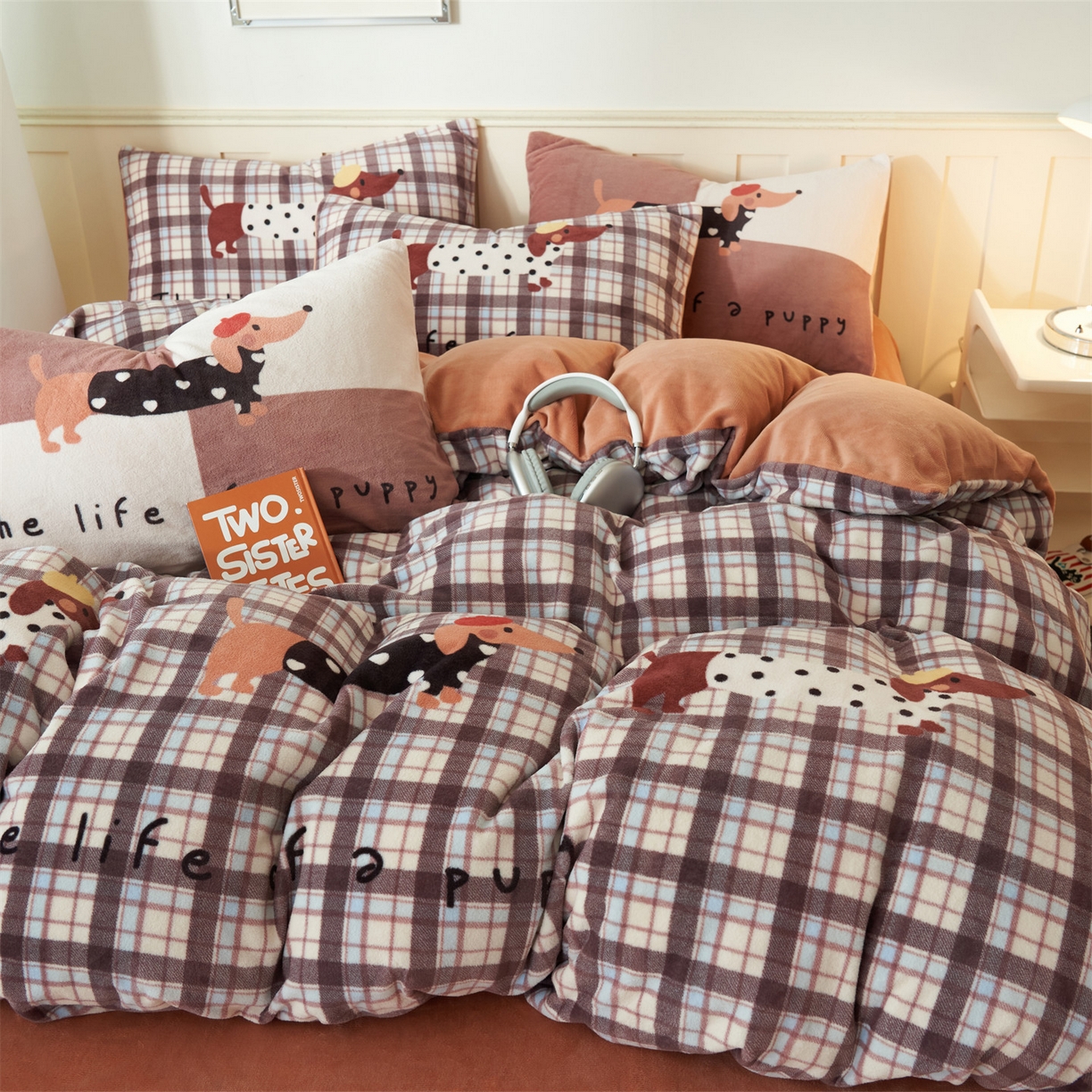 91家纺网 家纺一手货源 找家纺 金鹰 202新款A类数码印花卡通牛奶绒四件套 腊肠狗