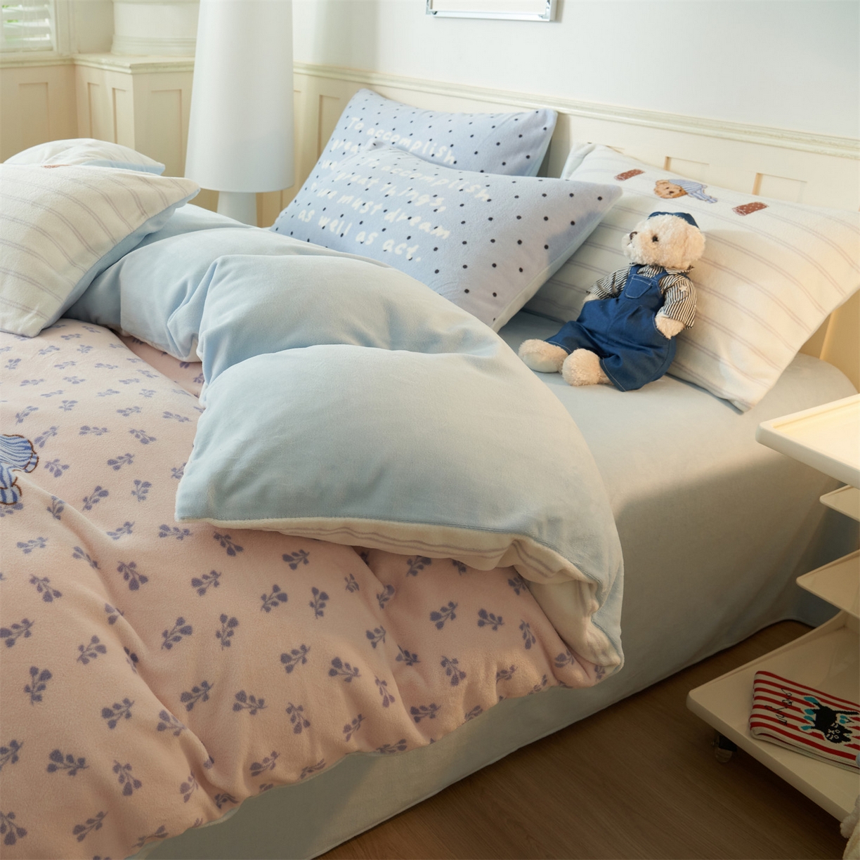 91家纺网 家纺一手货源 找家纺 金鹰 202新款A类数码印花卡通牛奶绒四件套 泰迪熊