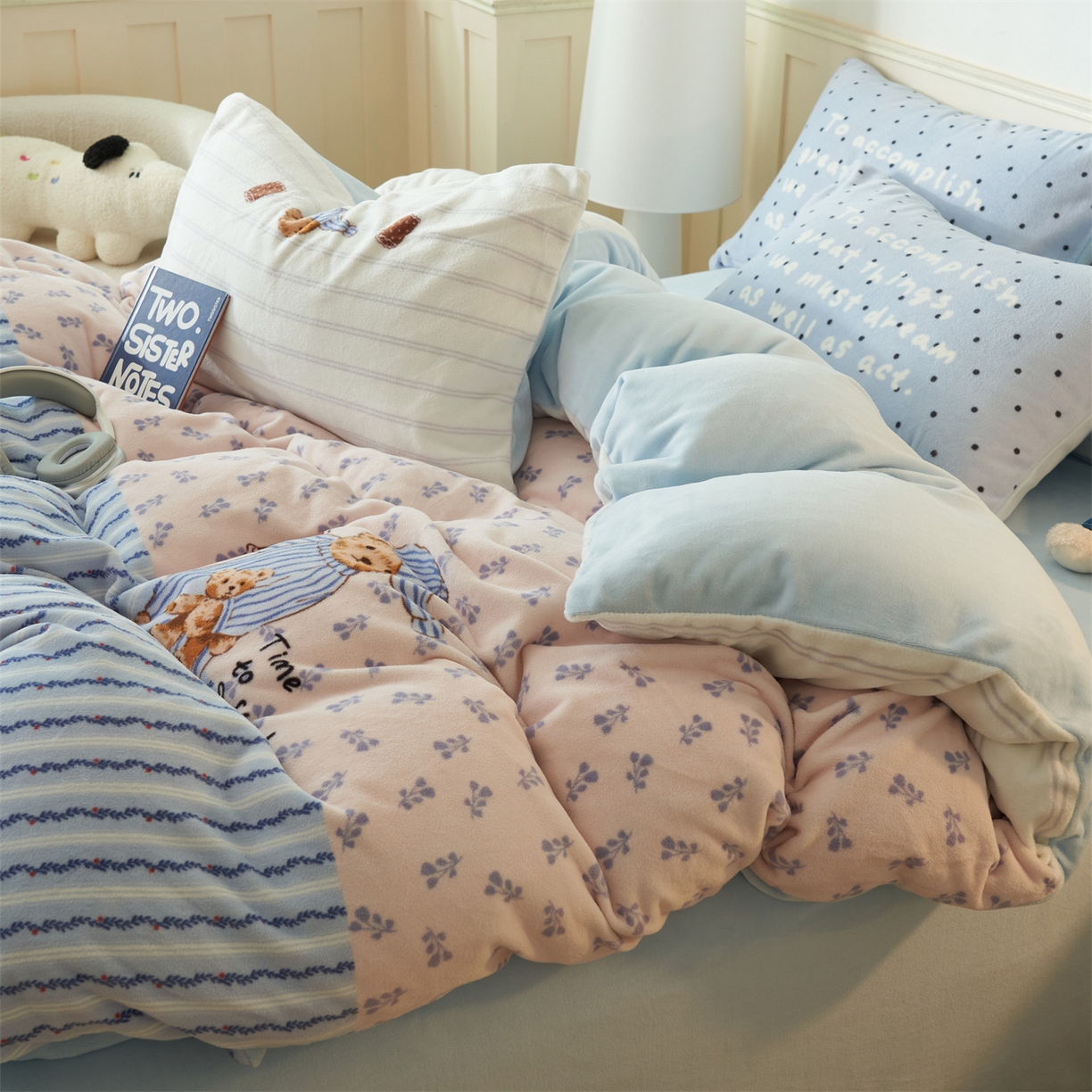 91家纺网 家纺一手货源 找家纺 金鹰 202新款A类数码印花卡通牛奶绒四件套 泰迪熊