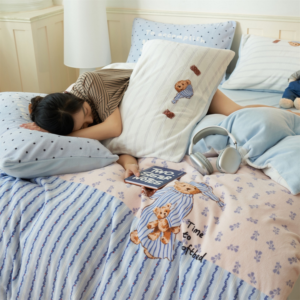 91家纺网 家纺一手货源 找家纺 金鹰 202新款A类数码印花卡通牛奶绒四件套 泰迪熊