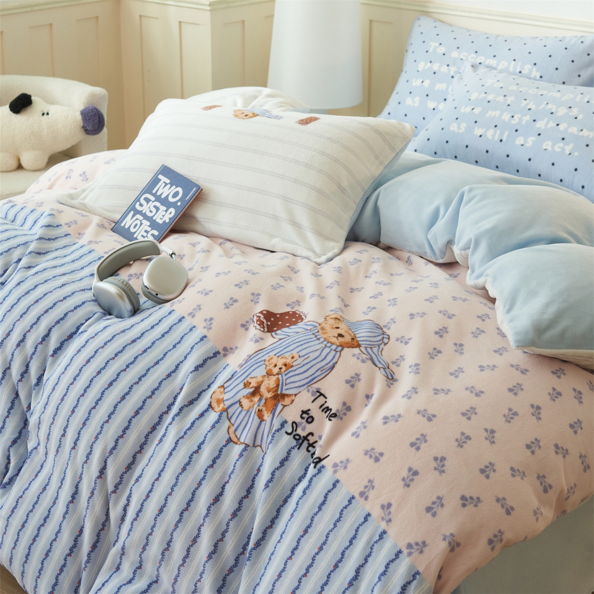 91家纺网 家纺一手货源 找家纺 金鹰 202新款A类数码印花卡通牛奶绒四件套 泰迪熊